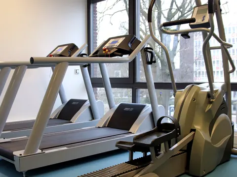 Oefenzaal met loopbanden en een crosstrainer